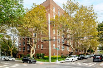 9707 67th Ave in Flushing, NY - Foto de edificio - Building Photo