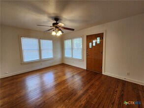 588 S Castell Ave in New Braunfels, TX - Building Photo - Building Photo