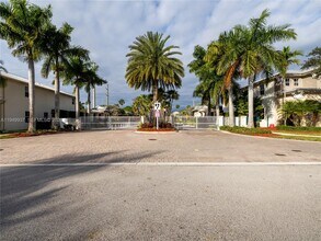 7010 NW 106th Ave in Doral, FL - Building Photo - Building Photo