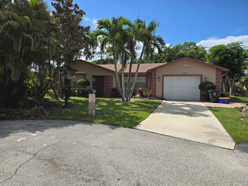 4125 Pine Branch Cir in Greenacres, FL - Building Photo