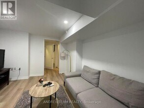 382 Lynett Crescent in Richmond Hill, ON - Building Photo - Building Photo