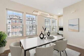 17 Gala Ct in Livingston, NJ - Foto de edificio - Building Photo