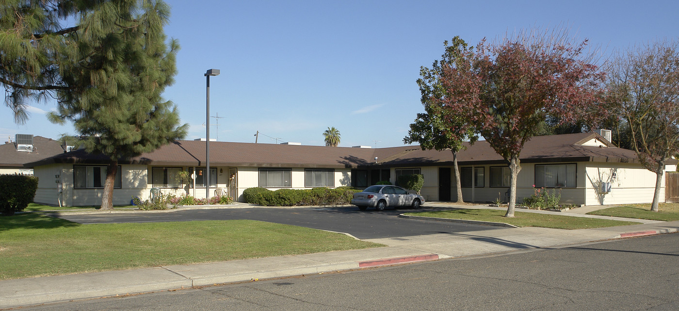 621-691 Cedar Ave in Atwater, CA - Building Photo