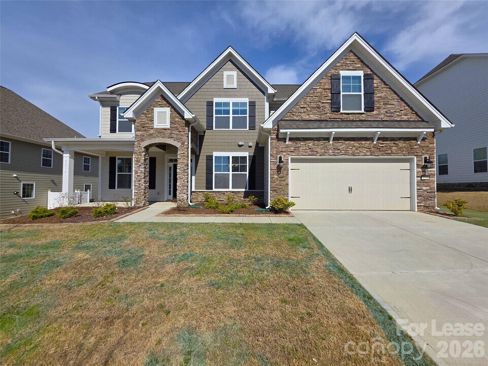 2216 Skybrook Oaks Dr in Huntersville, NC - Building Photo