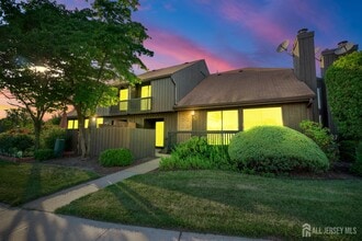 542 Westgate Dr in Edison, NJ - Building Photo - Building Photo