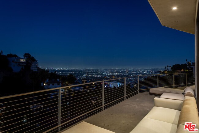 8634 Franklin Ave in Los Angeles, CA - Building Photo - Building Photo