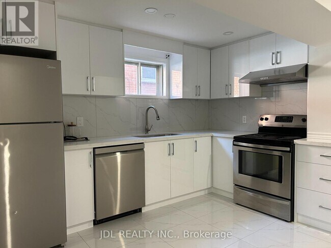 13 Pawnee Ave in Toronto, ON - Building Photo - Building Photo
