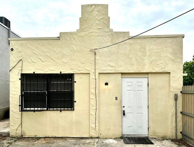 2661 NW 33rd St in Miami, FL - Building Photo - Building Photo