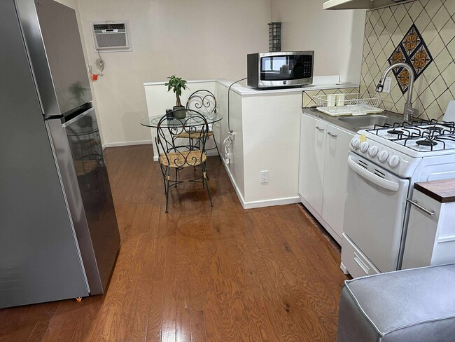 304 El Camino Dr in Beverly Hills, CA - Building Photo - Building Photo