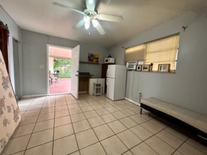874 E 27th St in Hialeah, FL - Foto de edificio - Building Photo