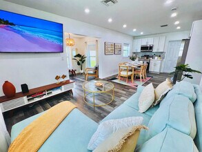660 NE 57th Ct in Fort Lauderdale, FL - Building Photo - Building Photo