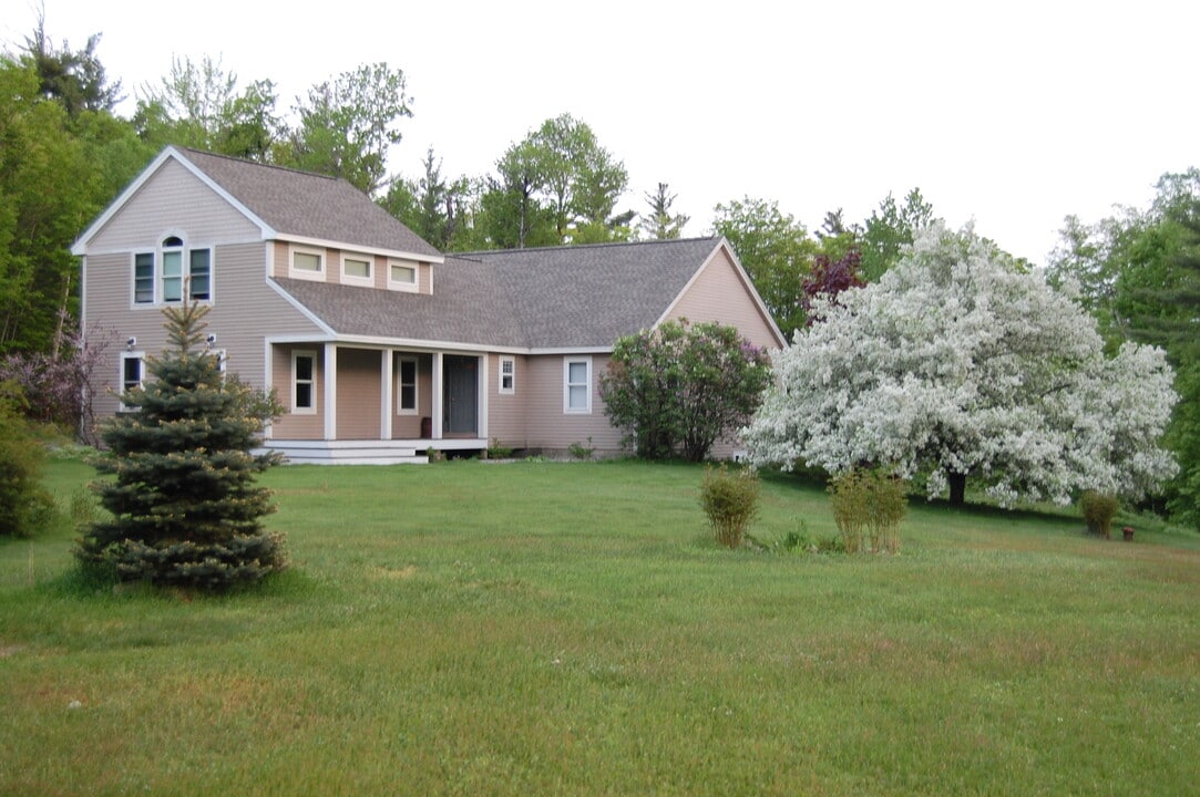 156 Burpee Hill Rd, Unit Furnished Apartment in Grantham, NH - Building Photo