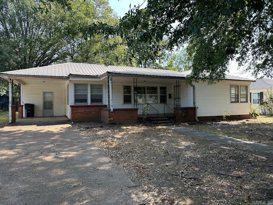 104 N Olive St in Searcy, AR - Building Photo