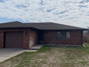 1418 Hillview Dr in Norfolk, NE - Building Photo - Building Photo