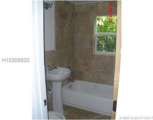 7940 Abbott Ave in Miami Beach, FL - Building Photo - Building Photo