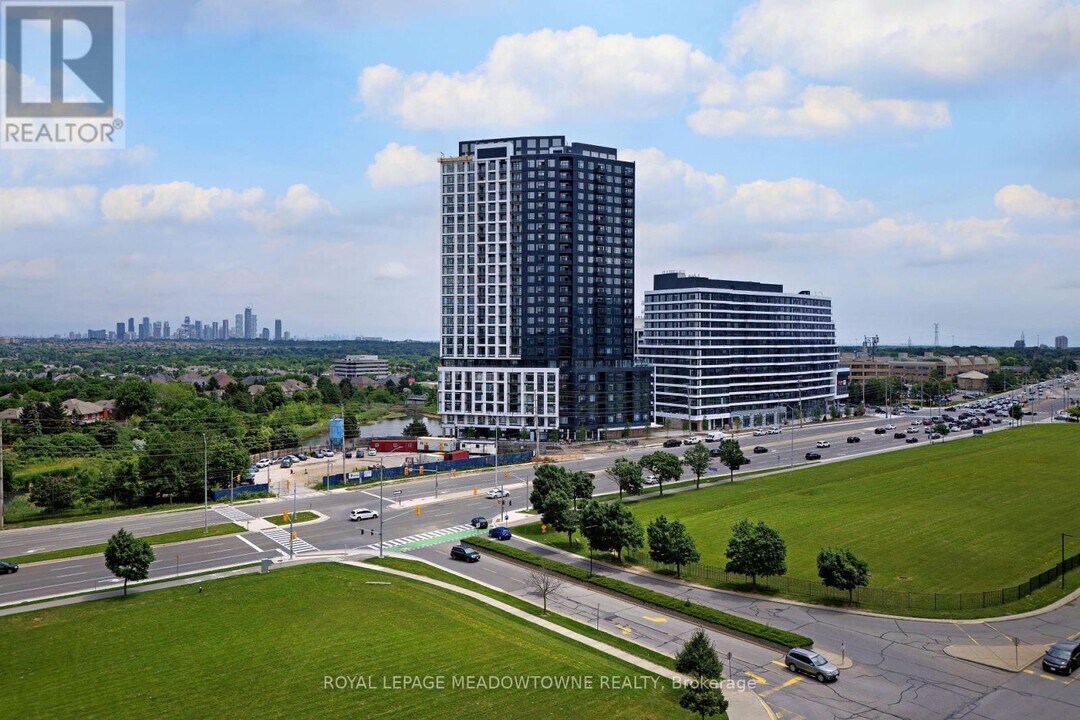 2495 Eglinton Ave W in Mississauga, ON - Building Photo