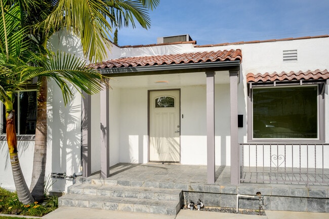 525 W Wilson Ave in Glendale, CA - Foto de edificio - Building Photo