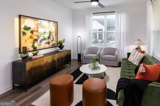 5617 Oak St in Fairburn, GA - Foto de edificio - Building Photo