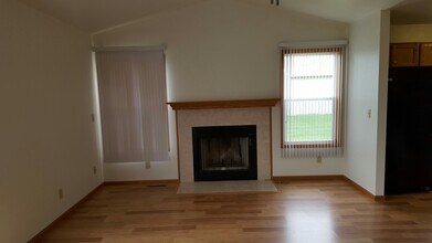 703B Burgess Dr in North Utica, IL - Building Photo - Building Photo