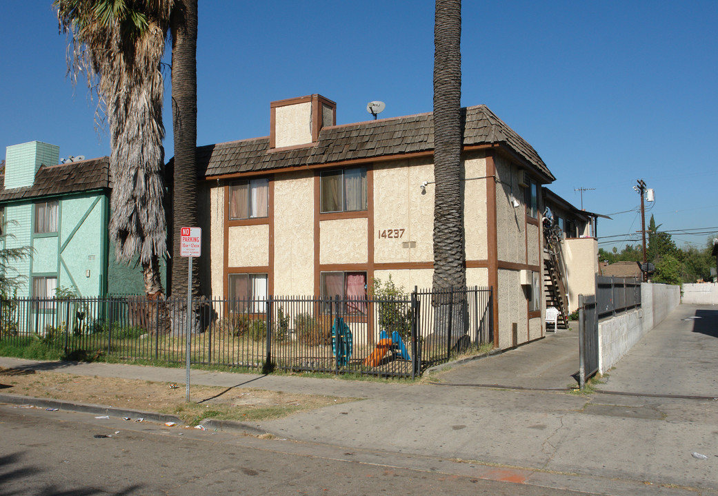 14237 Calvert St in Van Nuys, CA - Building Photo