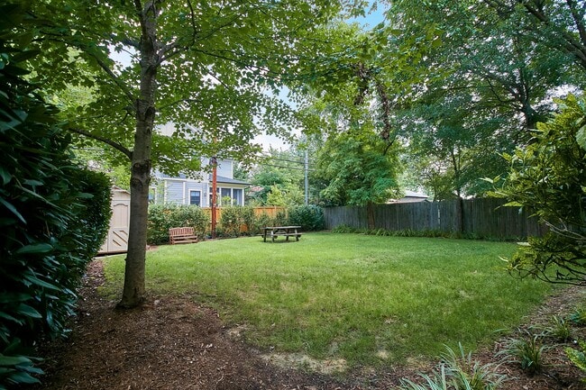 805 23rd St S, Unit A in Arlington, VA - Foto de edificio - Building Photo