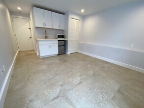 52 Avalon Dr, Unit Studio in Daly City, CA - Building Photo - Building Photo