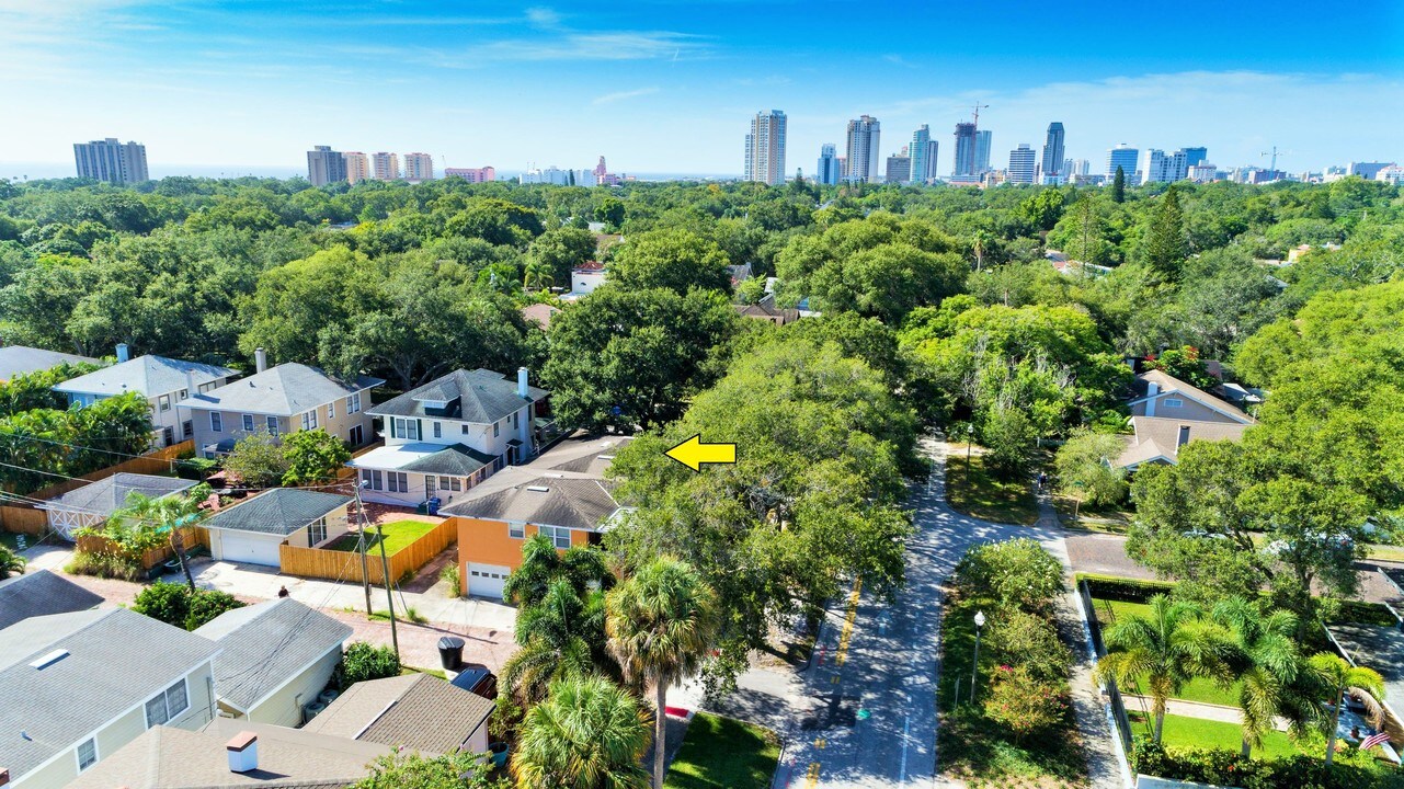 Old Northeast Manor in St. Petersburg, FL - Building Photo