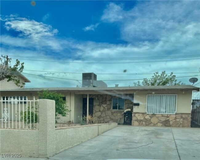 1338 N Smoke Tree Ave in Las Vegas, NV - Building Photo - Building Photo