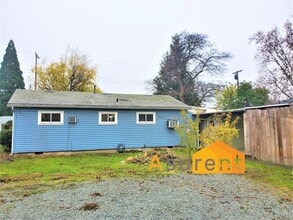 1124 Murray Ave in Medford, OR - Foto de edificio - Building Photo