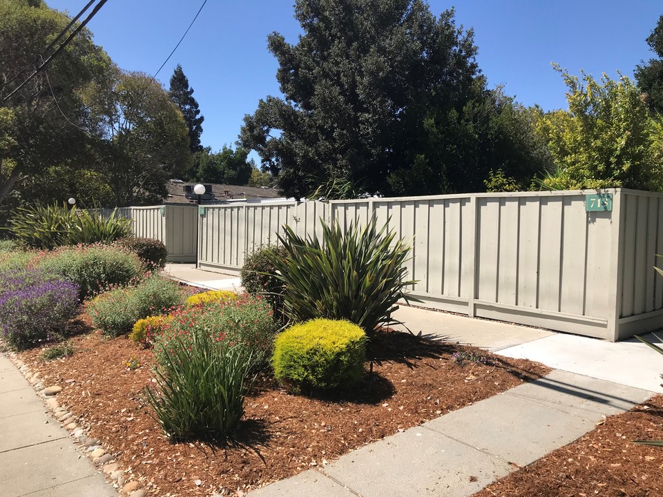 707 Sutter Ave in Palo Alto, CA - Building Photo