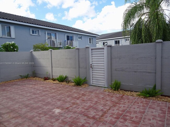 7921 SW 152nd Ave in Miami, FL - Building Photo - Building Photo