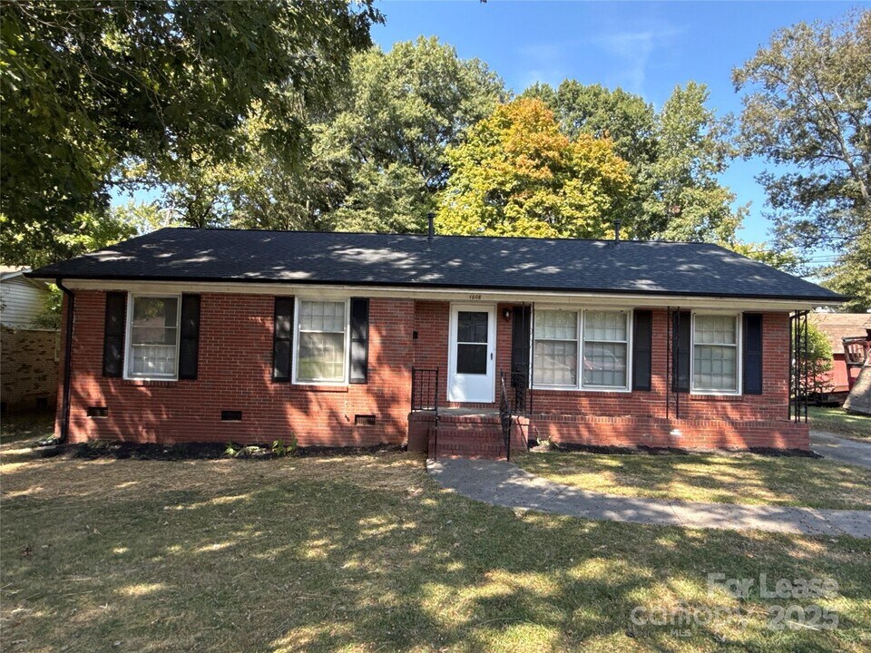 1608 Weststone Dr in Charlotte, NC - Building Photo