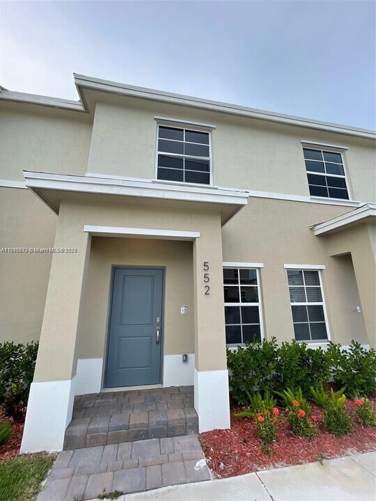 552 NE 4th St in Florida City, FL - Foto de edificio