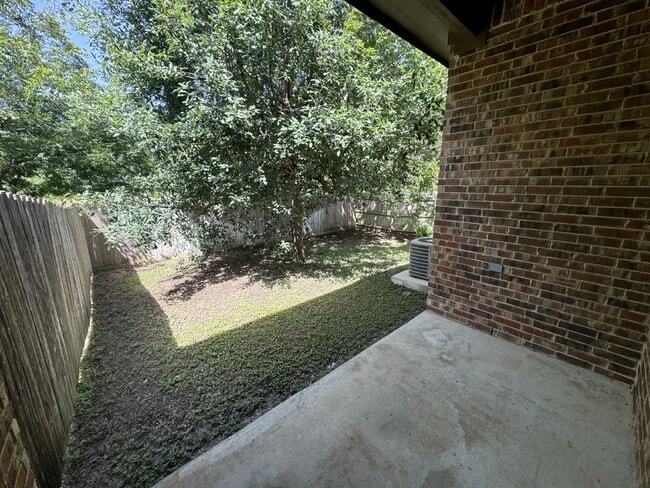 602 Creekside Cir in New Braunfels, TX - Foto de edificio - Building Photo