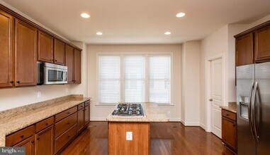 3431 Kemper Rd in Arlington, VA - Foto de edificio - Building Photo