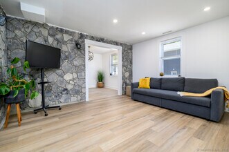 33 Hirsch Rd in Stamford, CT - Building Photo - Building Photo