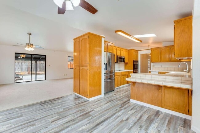 431 Paul Dr in Hollister, CA - Foto de edificio - Building Photo