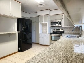 103 Cynthia Dr in Kerrville, TX - Building Photo - Building Photo