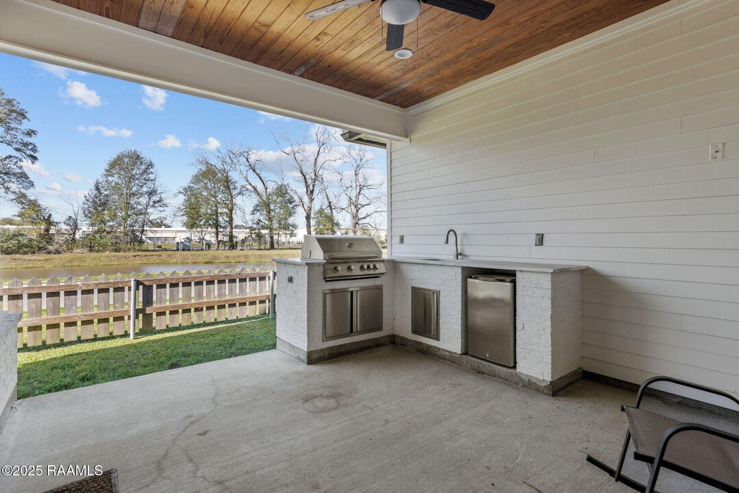 110 Shadow Bnd Dr in Broussard, LA - Building Photo