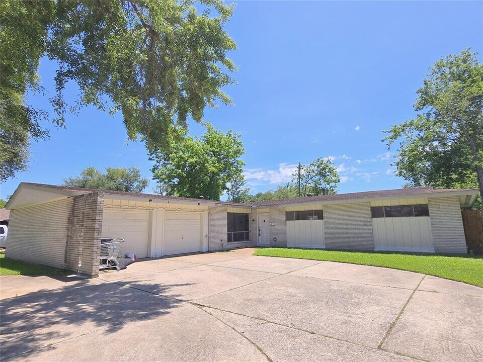 8211 Leader St in Houston, TX - Building Photo