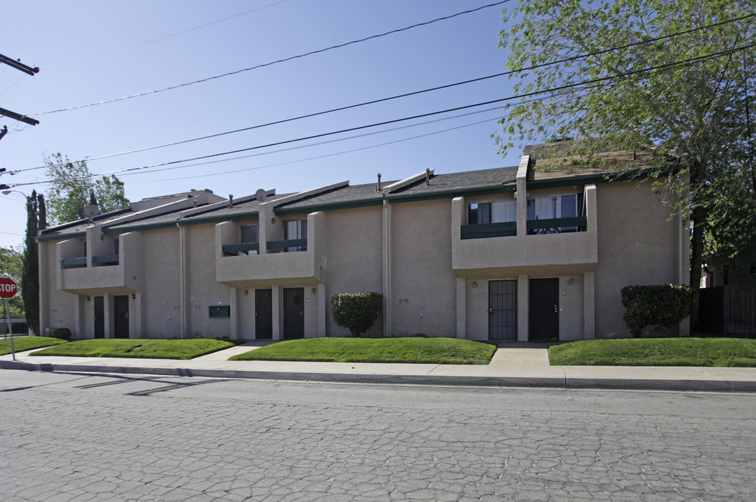 958 E Avenue Q12 in Palmdale, CA - Building Photo