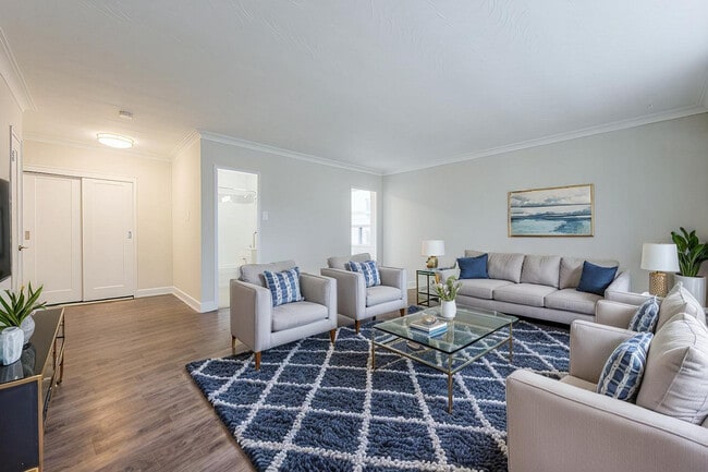 Upper Canada Apartments 165 in Toronto, ON - Building Photo - Building Photo