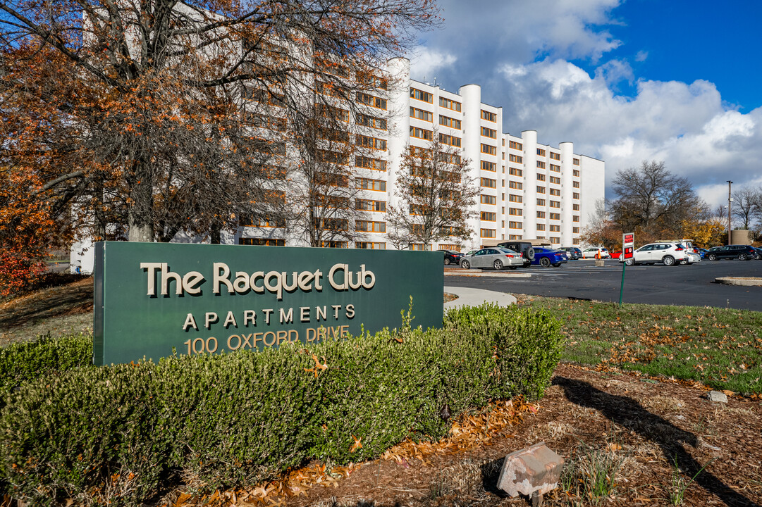 The Racquet Club Apartments in Monroeville, PA - Foto de edificio