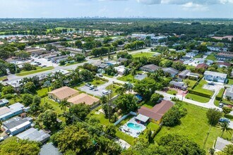 4216 SW 51st St in Fort Lauderdale, FL - Foto de edificio - Building Photo