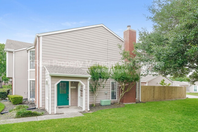 17263 Saturn Ln in Houston, TX - Building Photo - Building Photo