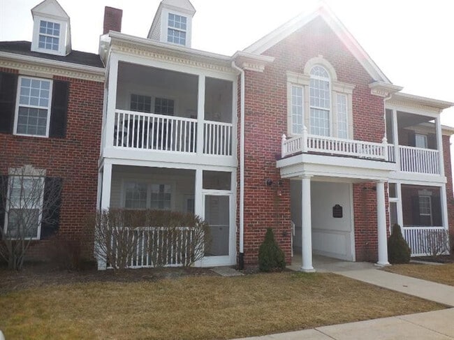 property at 824 W Summerfield Gln Cir