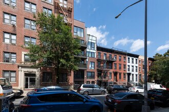 251 S 3rd St in Brooklyn, NY - Foto de edificio - Building Photo