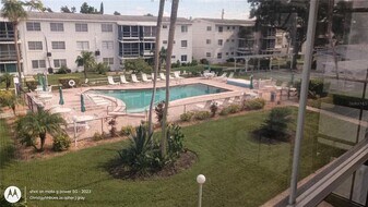 1875 Sunny Dr, Unit G32 in Bradenton, FL - Building Photo