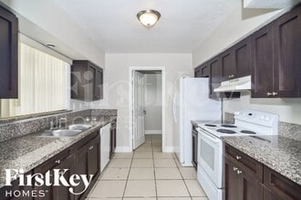 559 W Campus Cir in Fort Lauderdale, FL - Building Photo - Building Photo