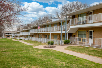 The Manor in Bettendorf, IA - Foto de edificio - Building Photo